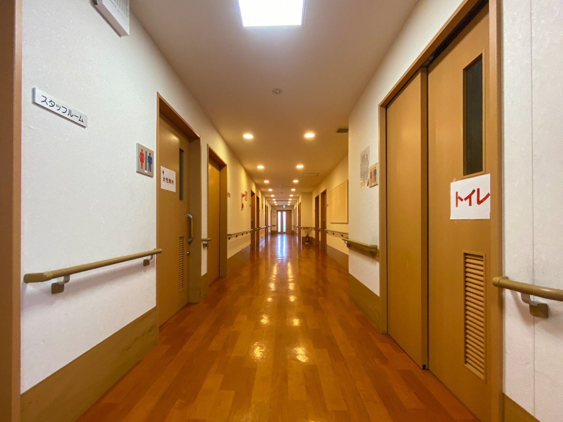手すりが設置されている廊下