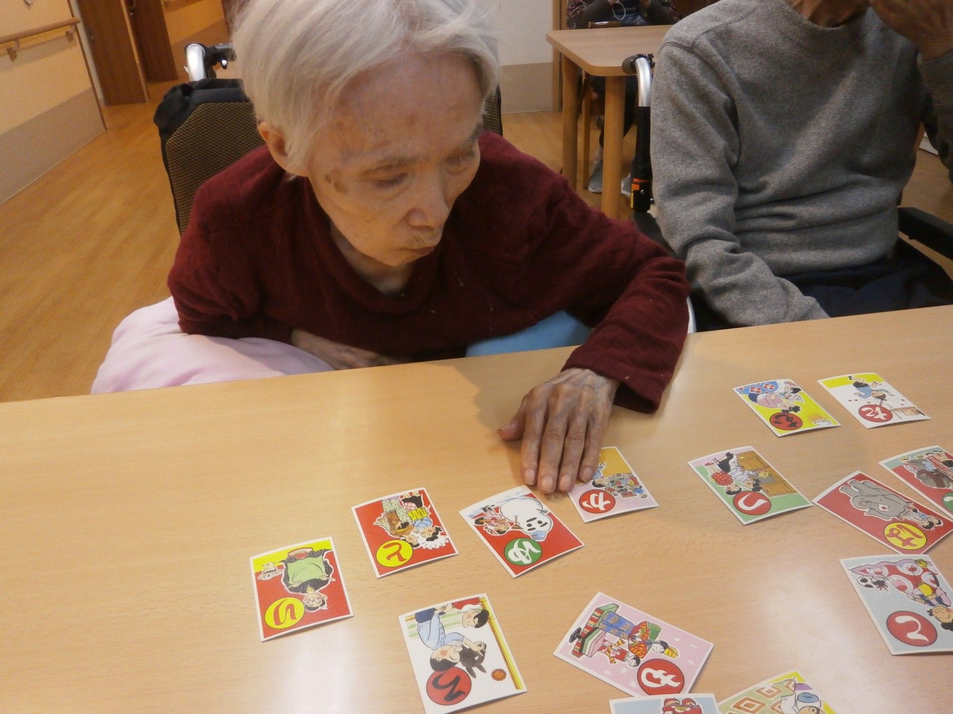 テーブルで遊ぶ様子