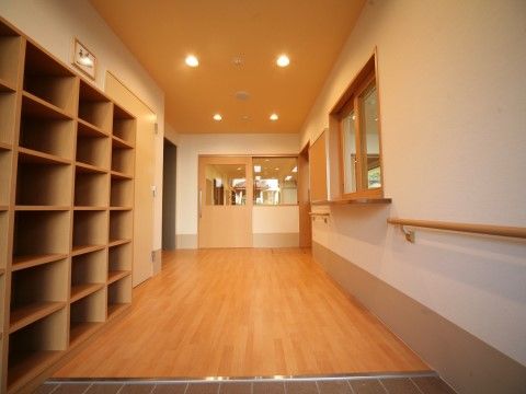 玄関と施設内の床は、それぞれ段差を無くした構造になっている。壁には手すりを取り付けているので、安全に移動ができる。