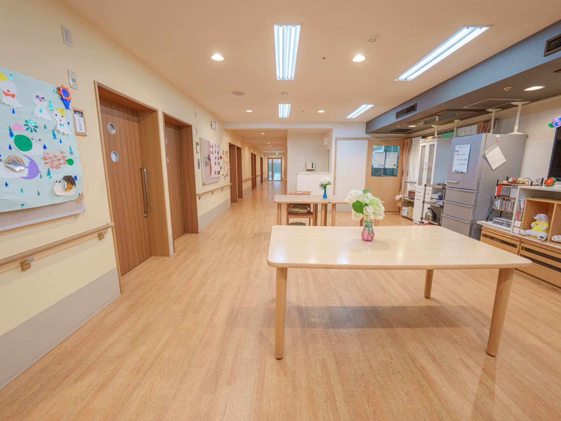 明るい廊下とテーブル