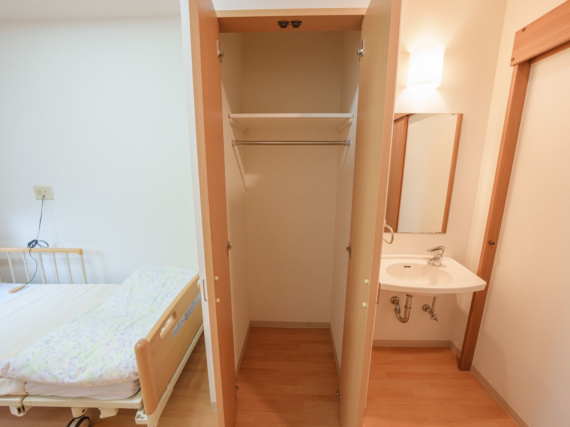 ベッドと洗面台のある部屋