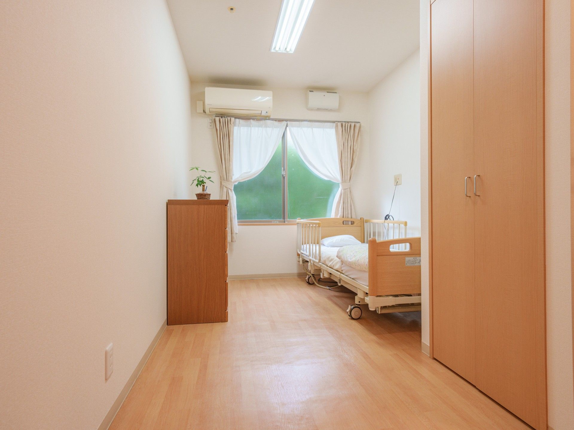 明るい個室のベッドルーム