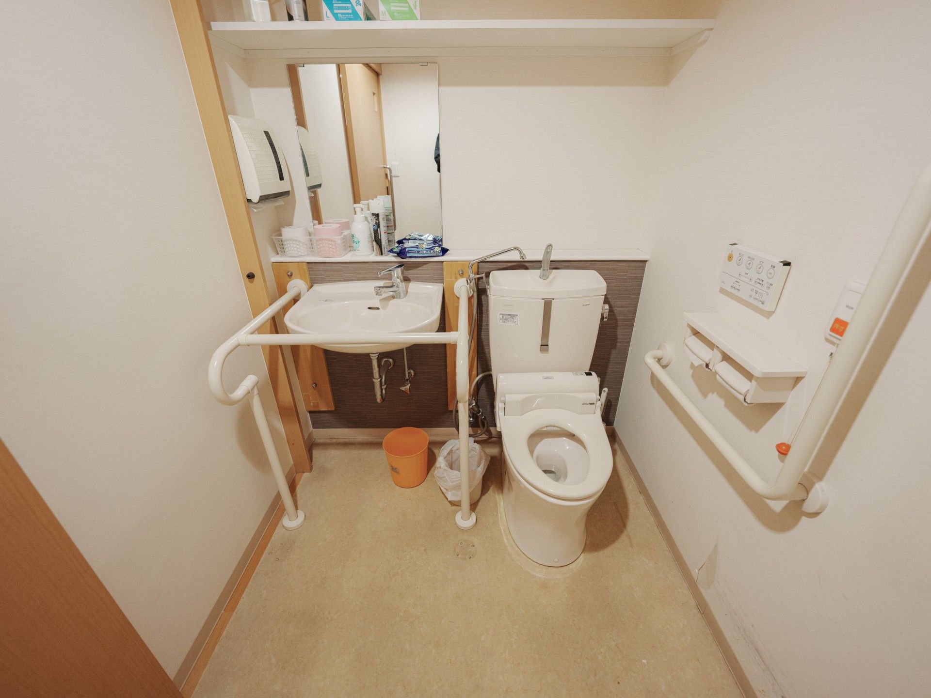 手すり付きのトイレ