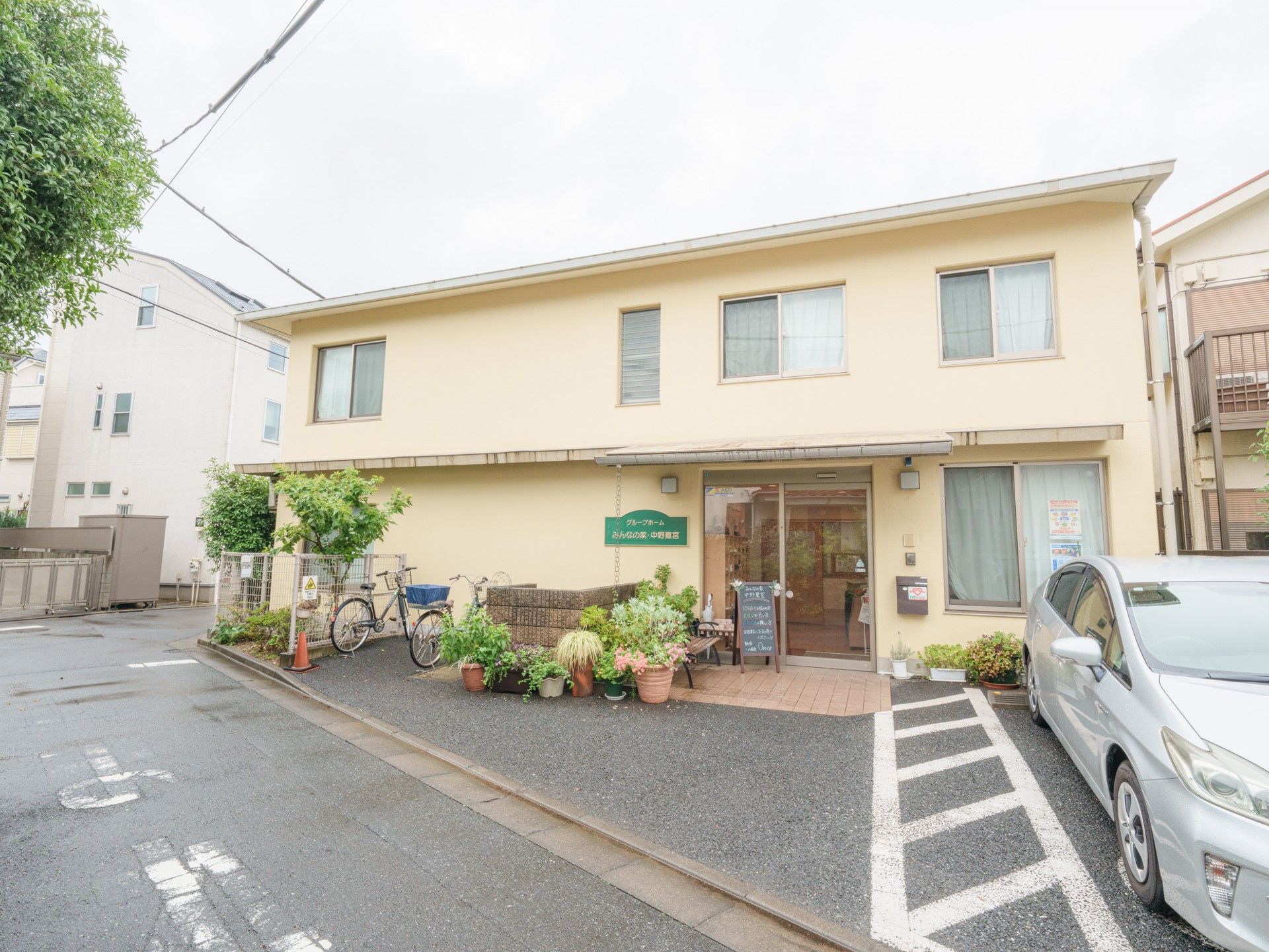 緑豊かな建物の外観