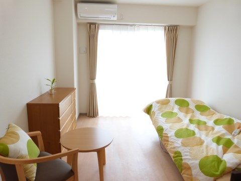 「リアンレーヴはるひ野」の居室。冷暖房、ナースコール完備。