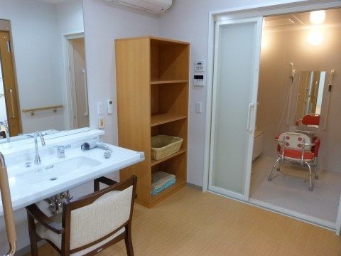 「リアンレーヴはるひ野」の内観。衛生管理の行き届いた居住スペース。