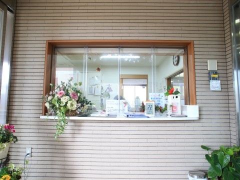 「リアンレーヴはるひ野」の受付。観葉植物を配すなど落ち着いた作り。