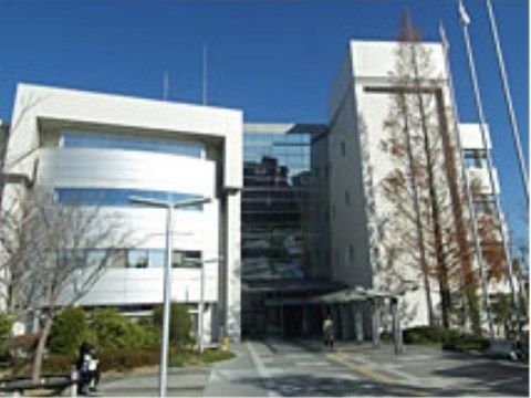 白色を基調とした、現代風の建物である。まわりは緑地がきれいに整備されており、さわやかな印象を受ける。