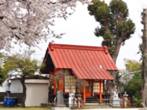 オレンジ色の屋根が目立つ、印象的な建物が立っている。春には桜を観賞しながら、ゆったり参拝することができる。
