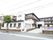 施設は白い壁で3階建てである。敷地内に入って右側には駐車場が完備されている。玄関までの通路には段差がないので、車いすの方の移動も安全である。
