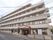 落ち着いた色合いの五階建てのおおきな建物。すべてのお部屋にはベランダがついている。駐車場が建物のすぐ後ろにある。