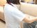 白い看護服を着た女性の職員がソファーに座った入居者のお世話をしている。従業員のすべては有資格者である。
