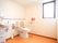 広々なトイレは車椅子でもゆったりしている。手すりもあり移動もしやすい。緊急コールあり。洗面台あり。汚物入れあり。
