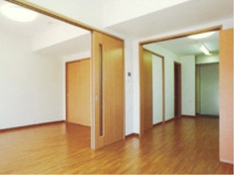 居室はフローリングである。部屋は広々としている。必要に応じてスライド式のドアで間取りを変えることができる。