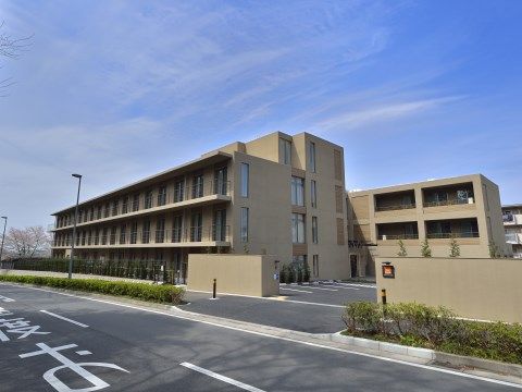 学校か総合病院に見まがうような、広い敷地に建つ大きな建物
