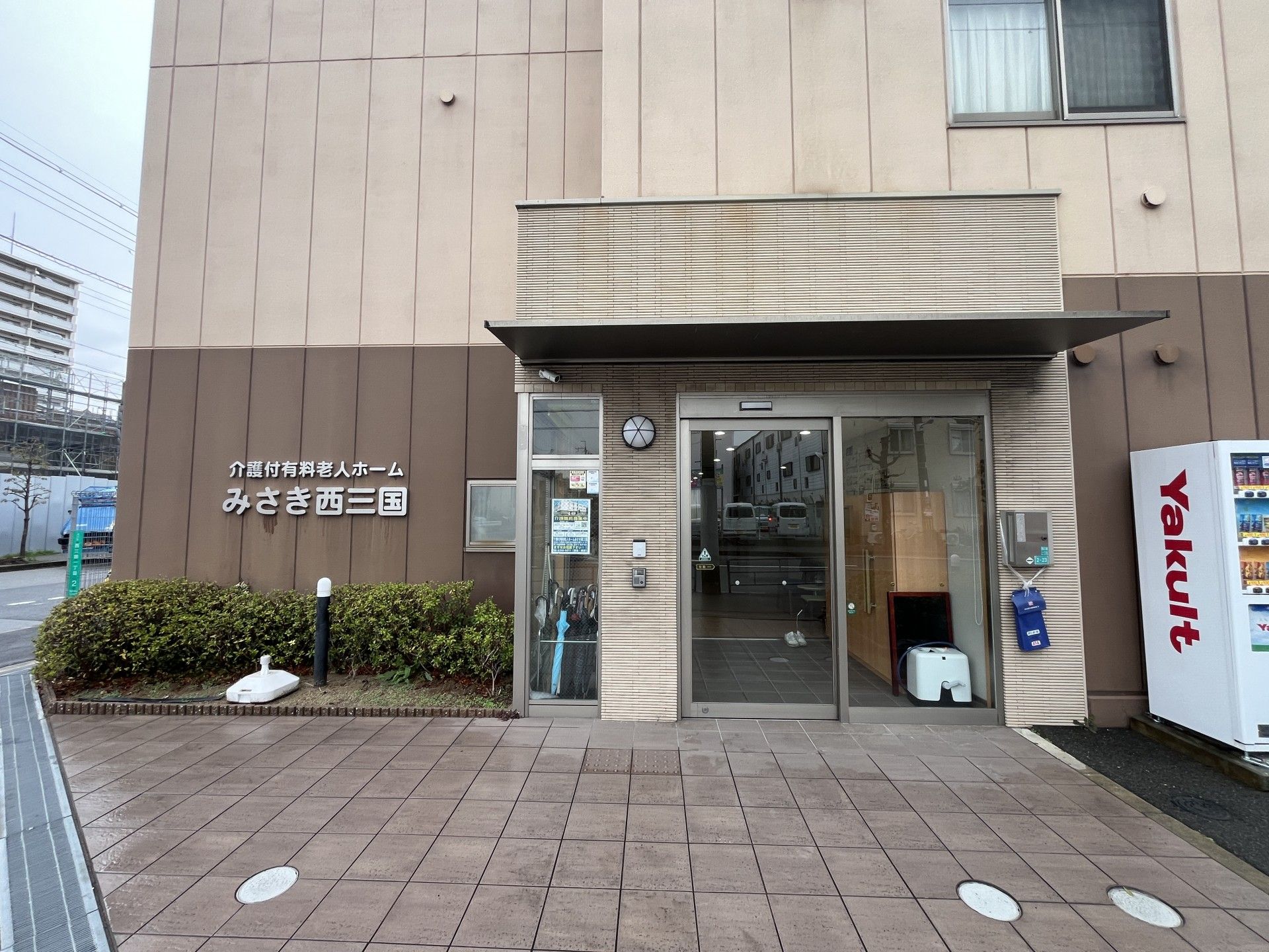 明るく清潔な外観