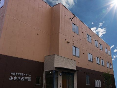 落ち着いた色合いの外観