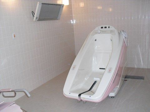 機械浴室には、要介護度の高い人でも安全に入浴できる介護浴槽が用意されている。座ったままでも入浴のできる浴槽が、傾いた状態で置かれている。