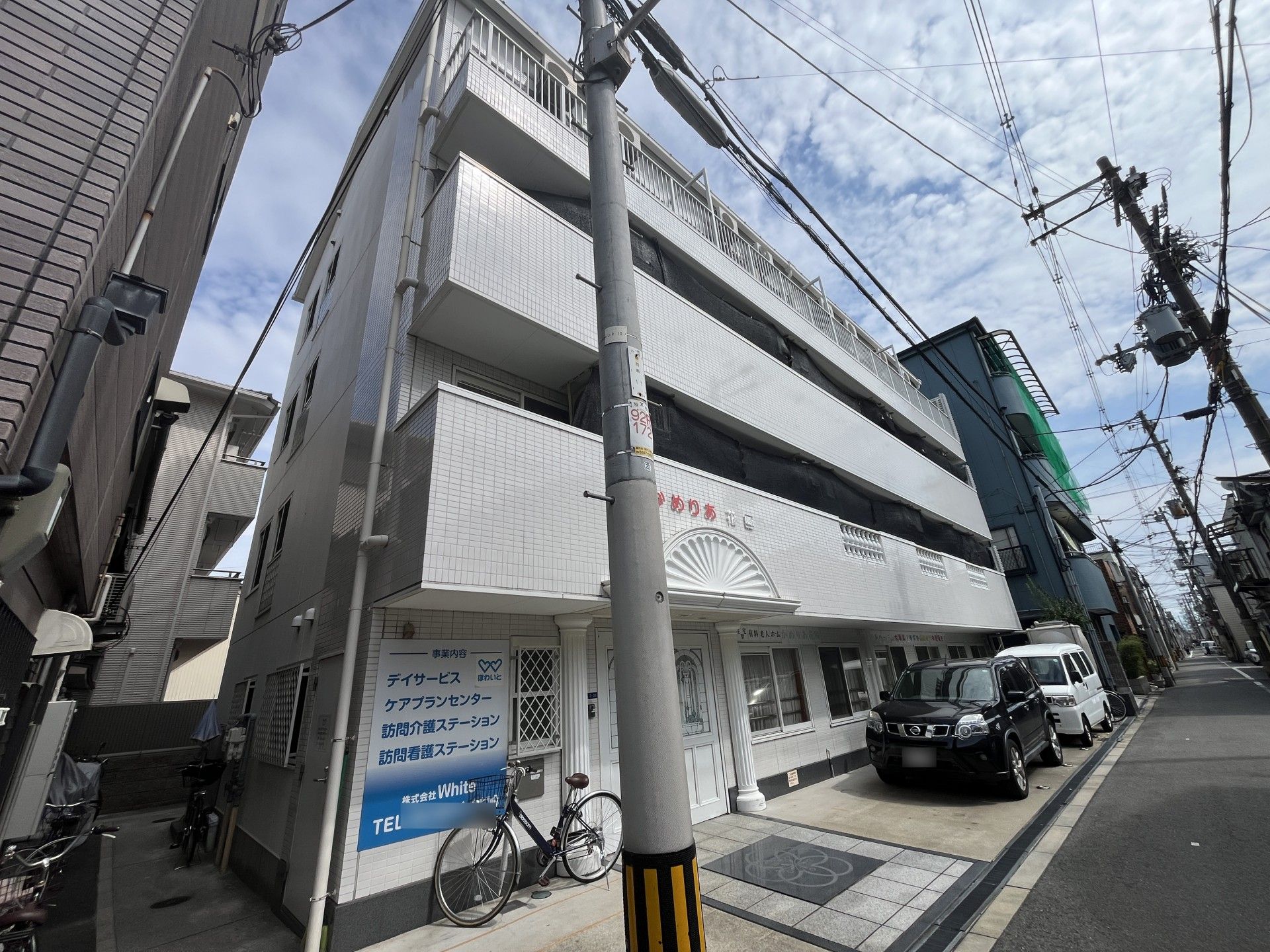 白い建物の外観