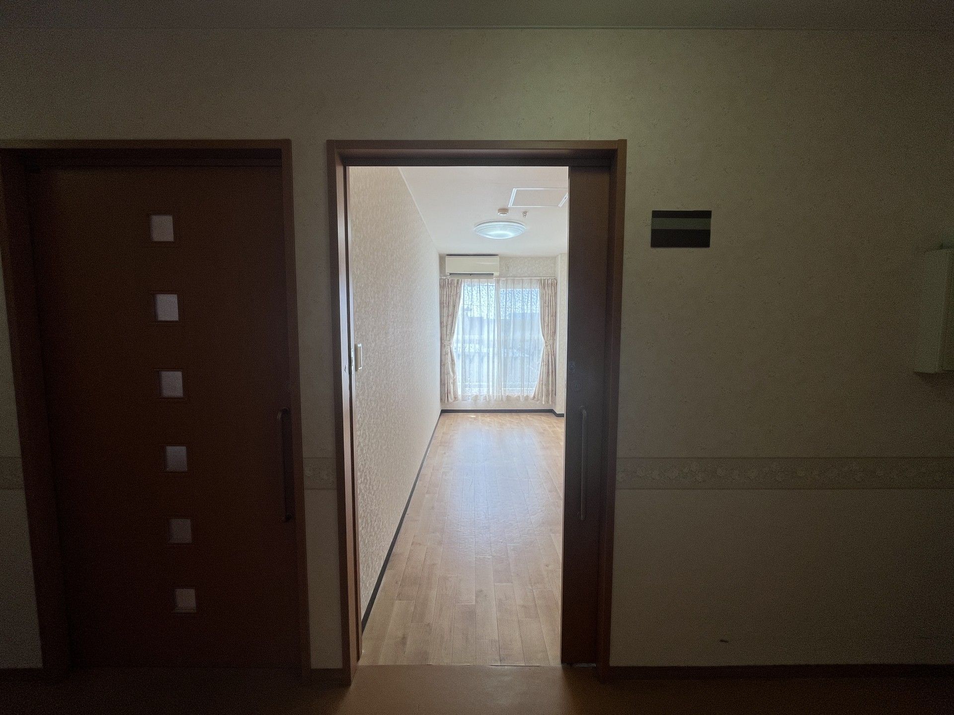 明るい部屋の入口