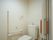 トイレには手すりを設置しているので、安全にご利用いただける。トイレに手洗い器が付いているので移動の手間がない。