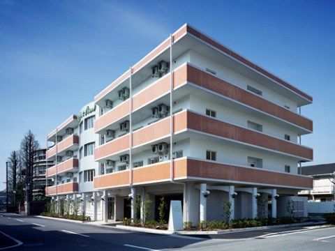 左右対称にデザインされ、白を基調に茶色のアクセントの入った4階まである建物