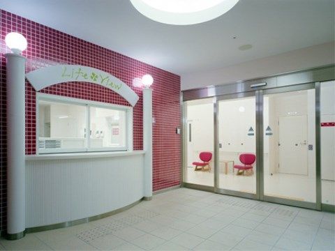 エントランスには、窓が付いているスタッフルームがある。照明が多く付いているので、明るい空間となっている。