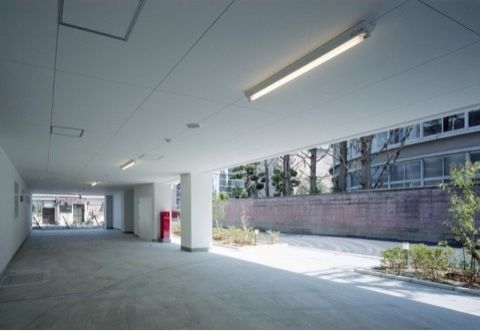 車を多く停められる、広々とした駐車場をご用意している。遠くからのご来訪でも、安心してお車でお越しいただける。