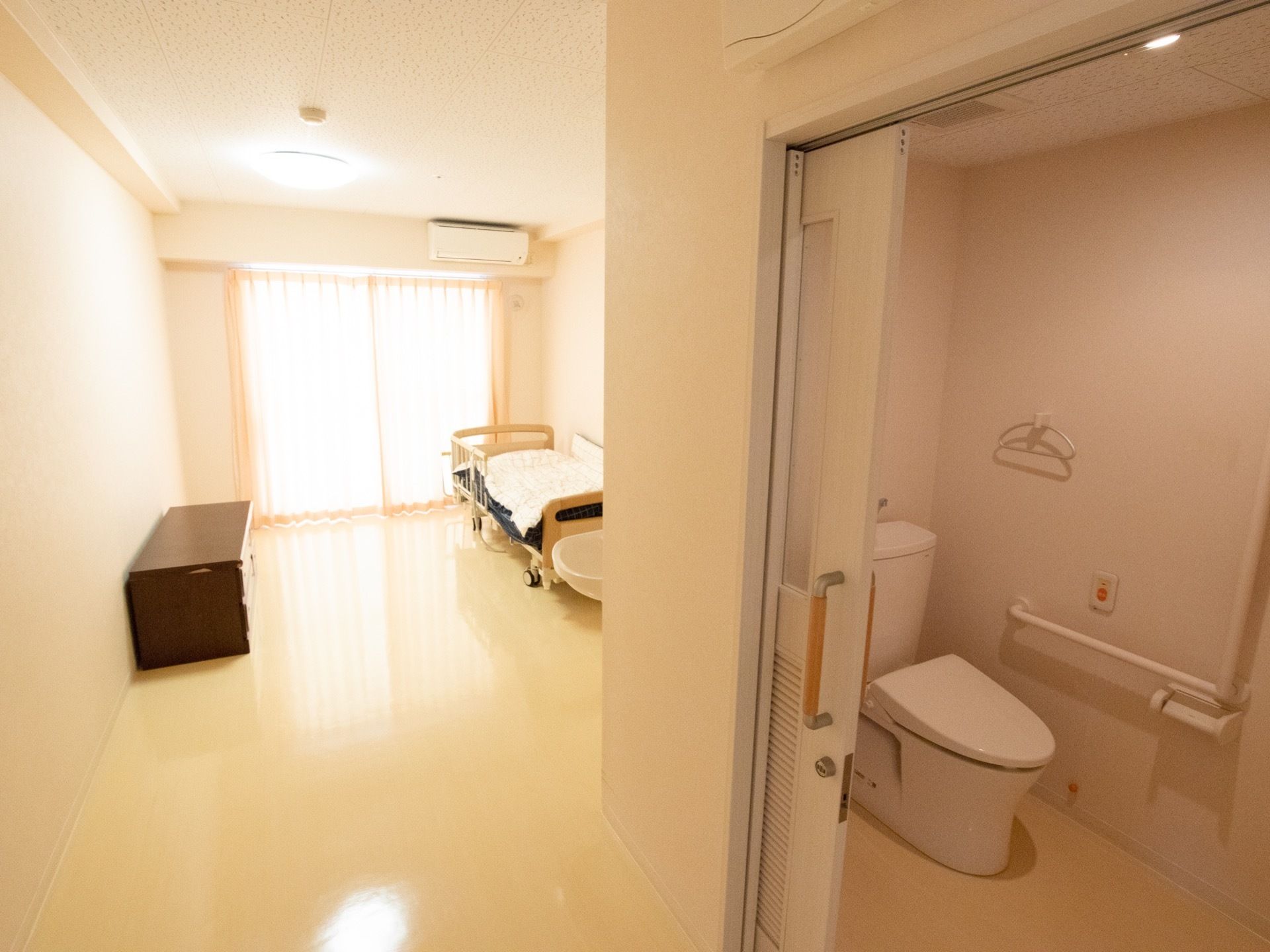 居室内に段差はなく、トイレの扉はスライド式である。トイレ内の壁には手すりが設置されており、緊急時用のコールもある。