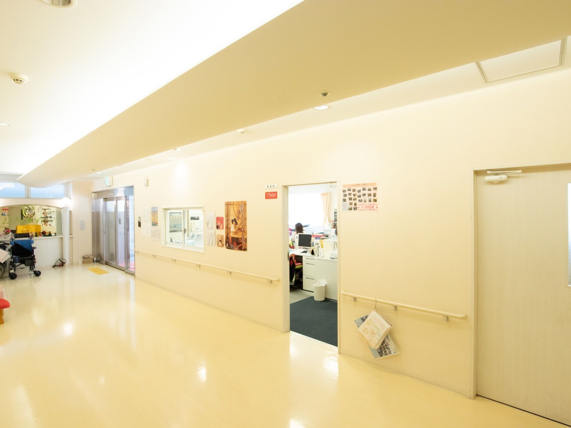 エントランスホールや廊下は、白を基調としたデザインである。エントランスには事務室があり、24時間介護スタッフが常駐している。