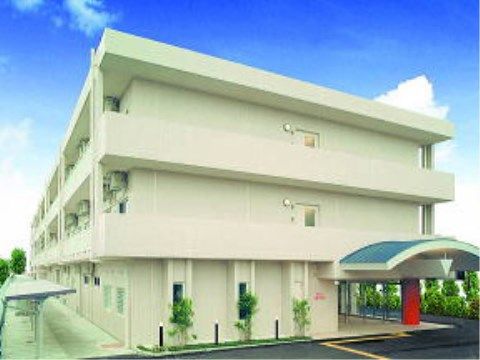 白を基調とした建物の外観と停車ができる入り口の周辺