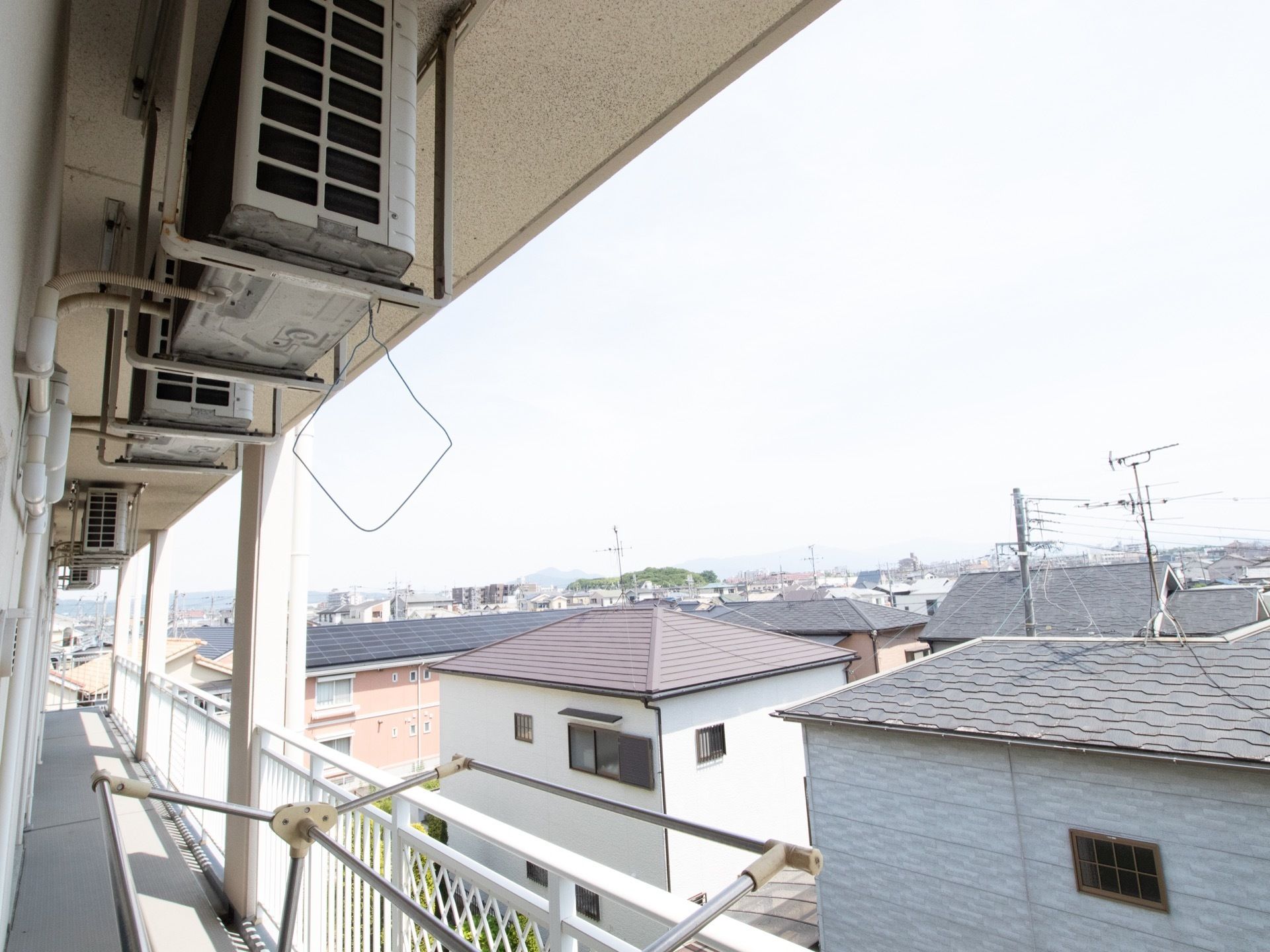 施設周囲には住宅地が広がっており、高い建物がないため、天気のいい日には遠く山々を眺めることができる。