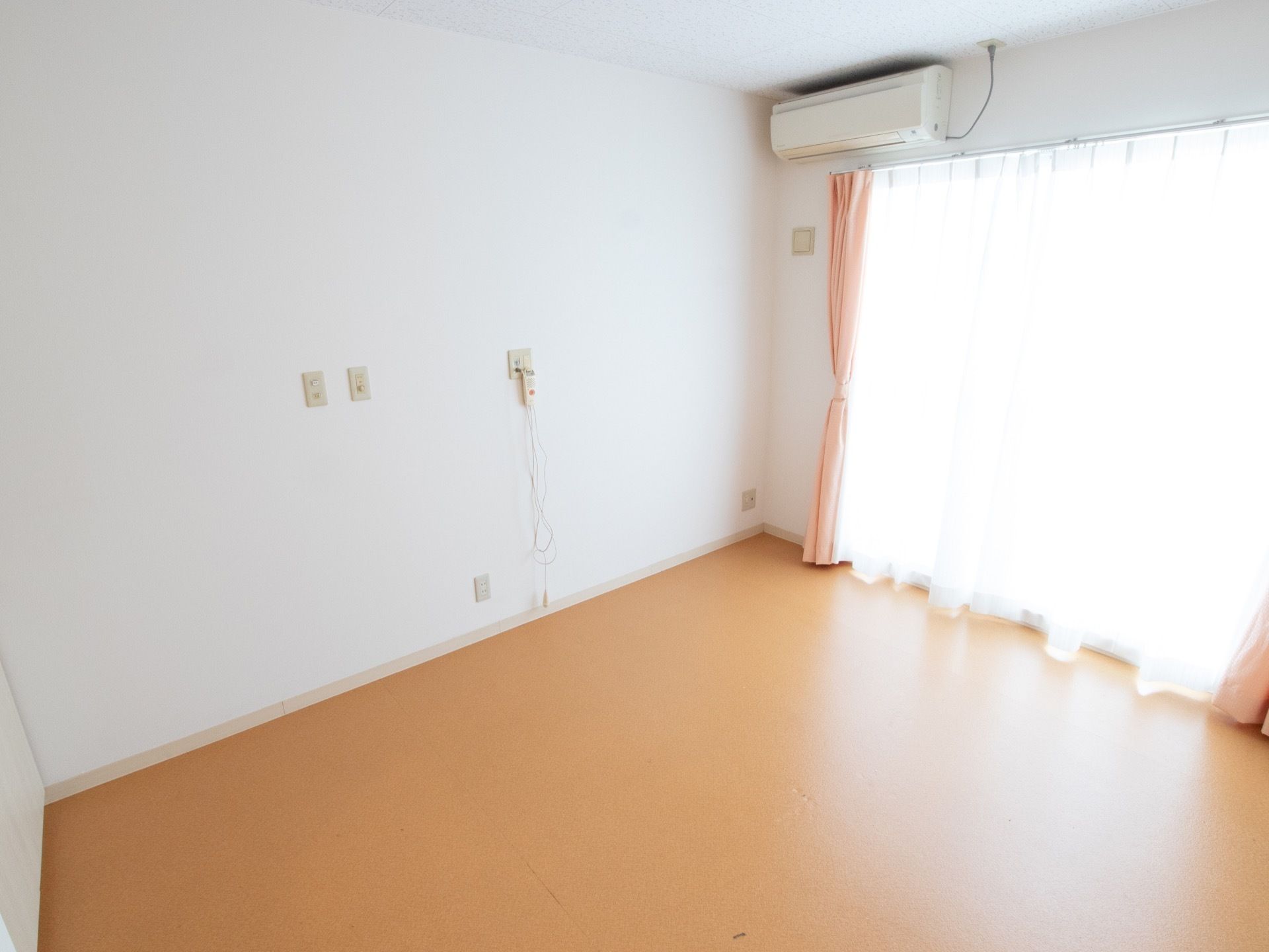 １人用の居室は、窓を大きく取っており、明かりを多く取り入れている。介護用ベッドの設置に備えてコンセント類が用意されている。