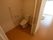 扉は引き戸であり、中には洋式のトイレがある。また、壁には手すりが備え付けられており、緊急呼び出しのボタンもついている。