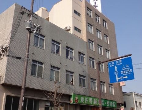 鍼灸院、整骨院に併設した大通りに面する建物正面の外観