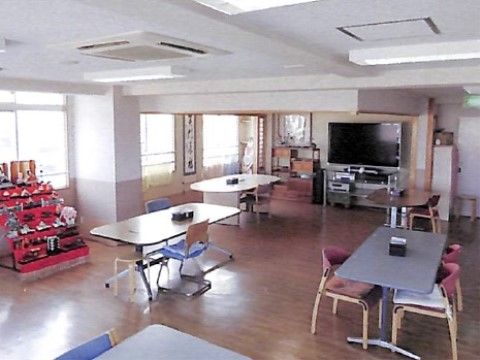 掛け軸や雛人形が飾られており華やかな空間となっている。窓も多くあり全体的に明るい室内である。天井には空調も設置されている。