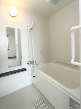 浴室の洗い場には焦げ茶色で奥行きと幅が広い棚が設置されており、シャンプーなどの入浴用品を置くことができる。