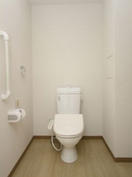 トイレの左側の壁にはオレンジ色で目立つ押しボタンがあり、急用の場合には速やかに介護スタッフを呼び出すことができる。