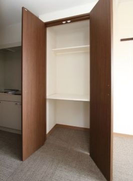 クローゼットには棚とハンガーパイプが設置されている。両開きのドアになっているため、多くの荷物を収納することができる。