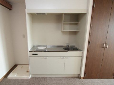 キッチンの左側の洗濯機パンには洗濯機を置くことができるため、入居者様は調理をしながら洗濯をすることができる。