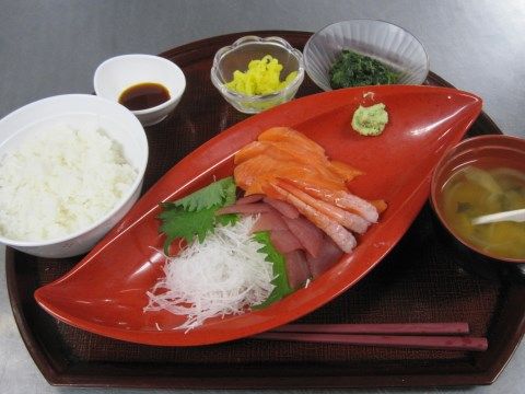 味噌汁と小鉢がついた、エビ、サーモン、マグロの刺身定食