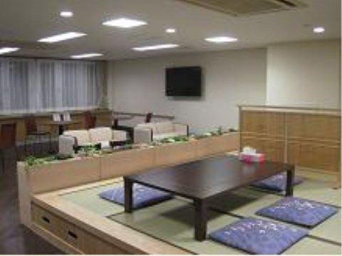 リビングには畳のスペースも用意されている。ちゃぶ台と座布団が置かれていて、楽な姿勢でくつろぐことができる。