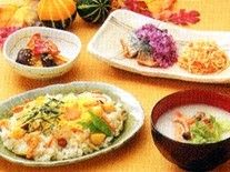 刻みのりや錦糸卵で彩られたちらし寿司が主食のメニュー
