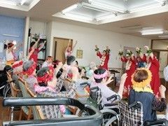 車椅子のまま参加できる踊りのイベントを楽しむ入居者たち
