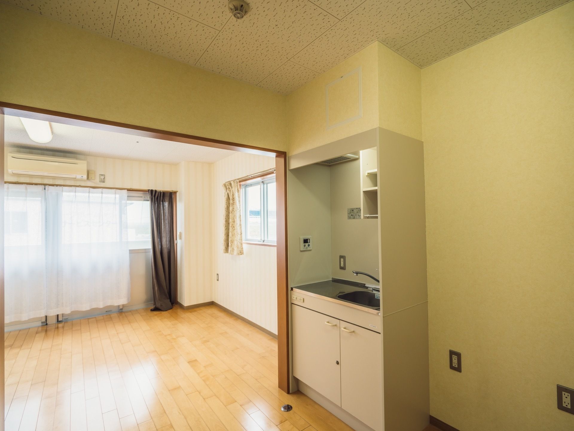 居室には一人部屋と二人部屋がある。トイレやキッチンなど設備は充実しており、種類によってはバルコニーにも出られる。