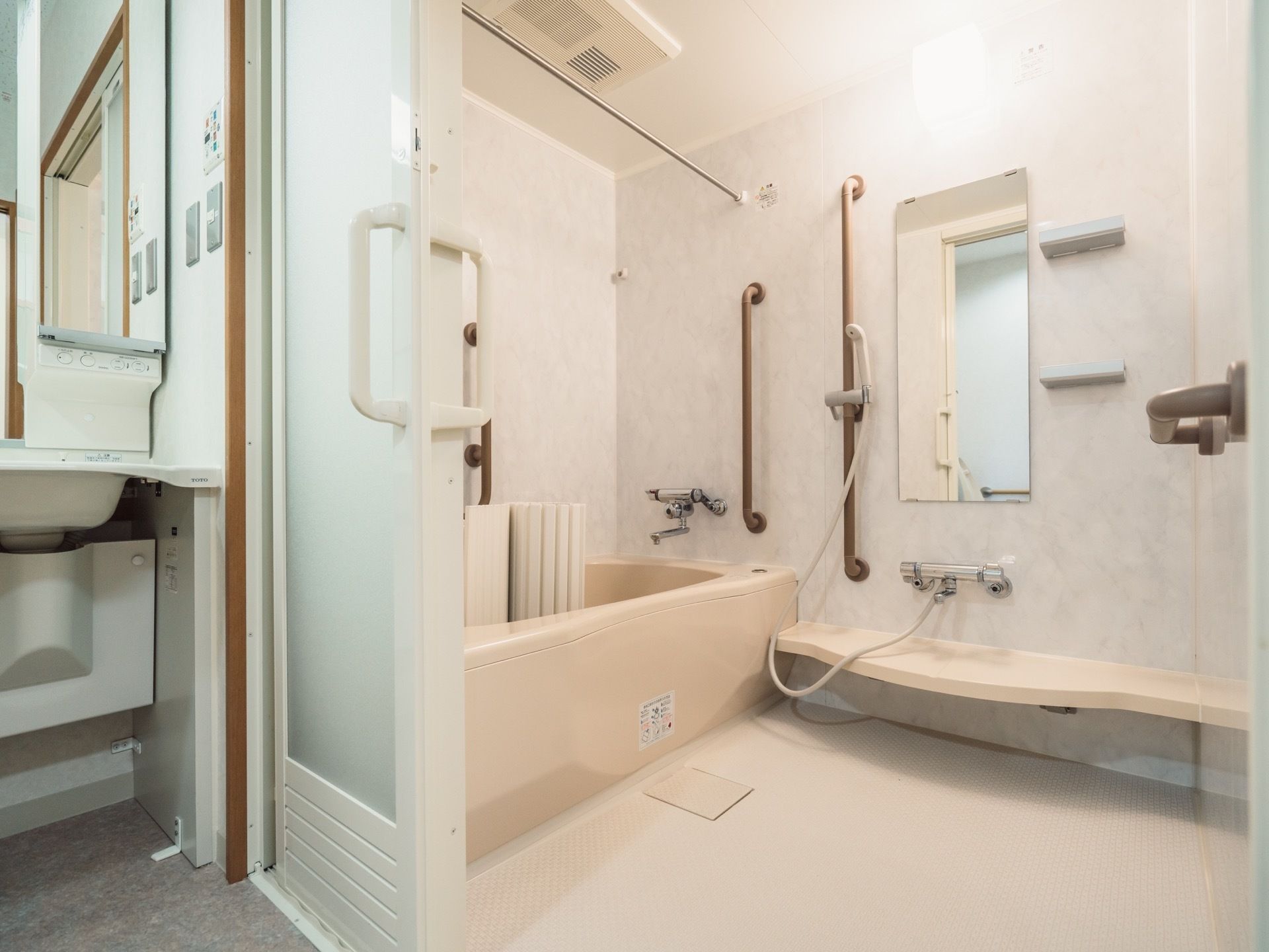 居室のタイプによっては浴室が設置されている。手前にはトイレを兼ねた更衣室があり、室内には洗面台が設けてある。