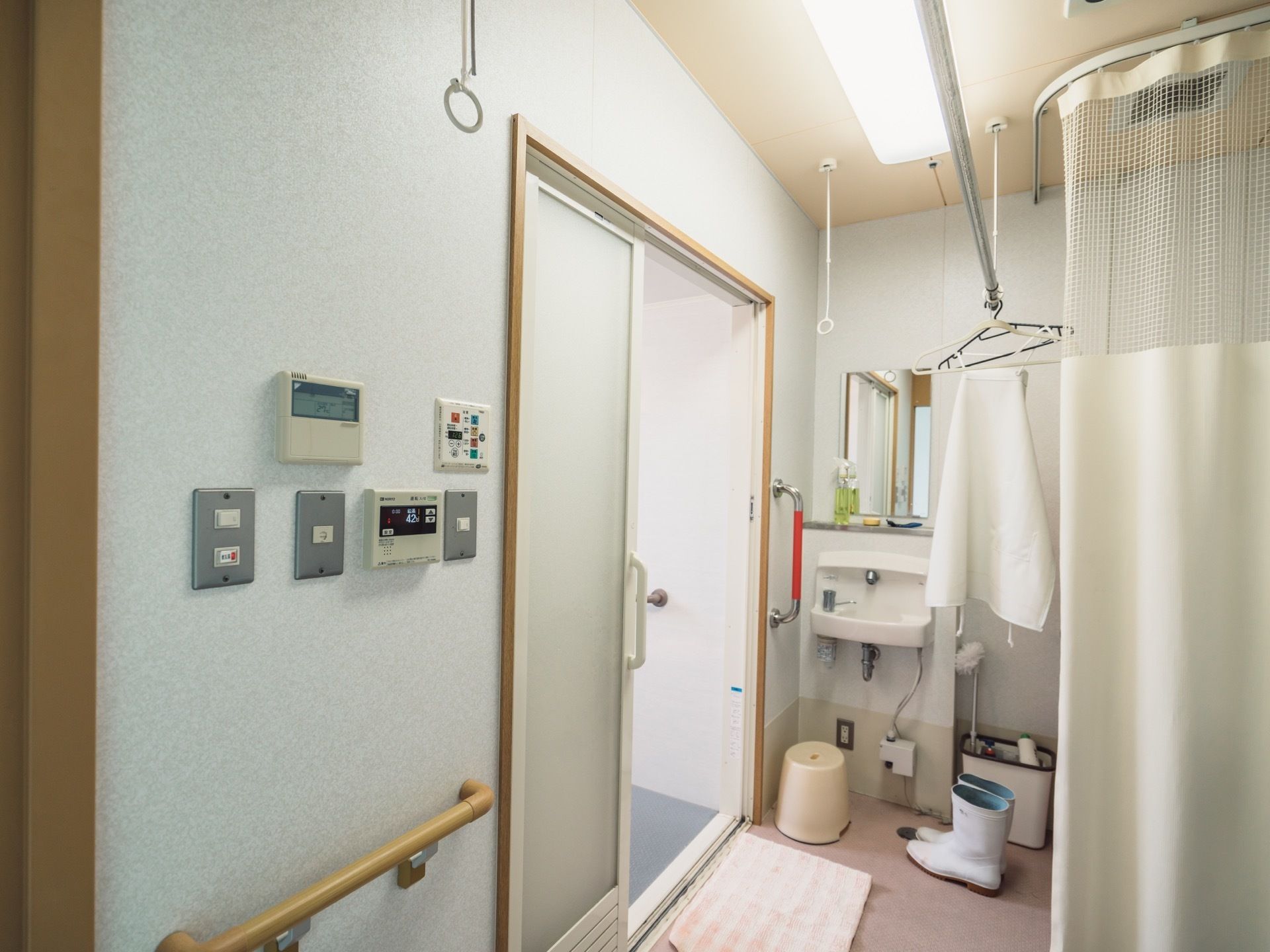 居室にはバスルームかシャワールームのどちらかが設置されている。その他に共用の大浴場、機械浴室なども存在する。