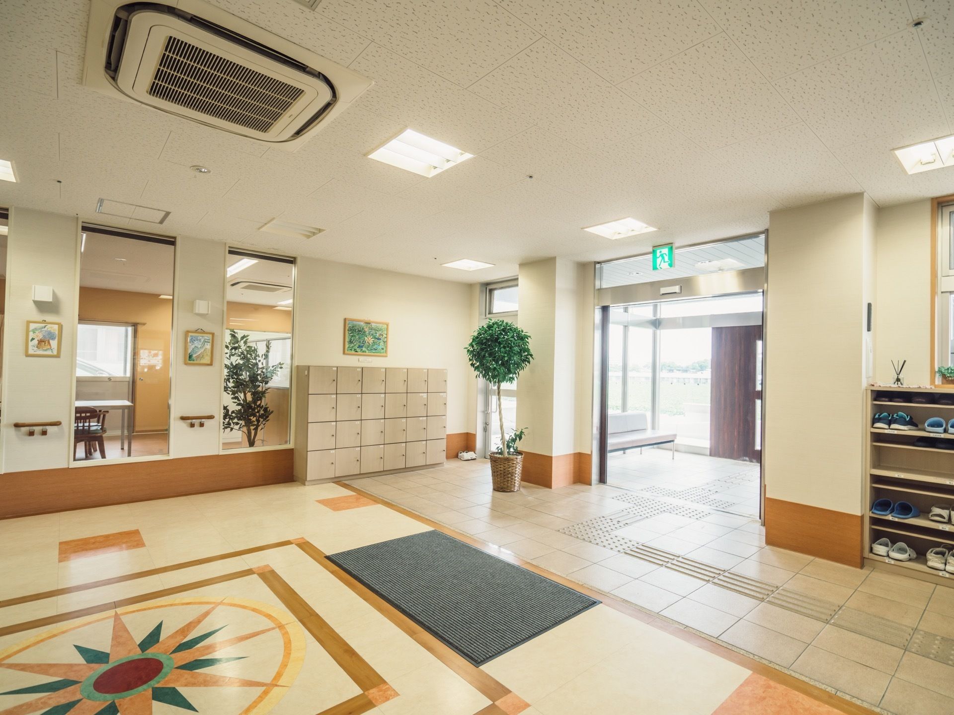 施設正面玄関は、大きなホールのある空間となっている。風除室は建物の外側に張り出したような構造をしている。