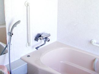 浴槽の蛇口付近に、縦に1本手すりが設置されているタイプの浴室