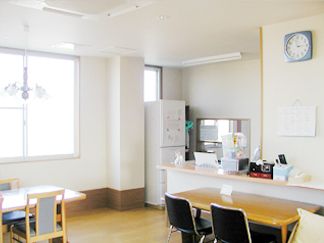 部屋の端にカウンター席が設置されているタイプのリビング